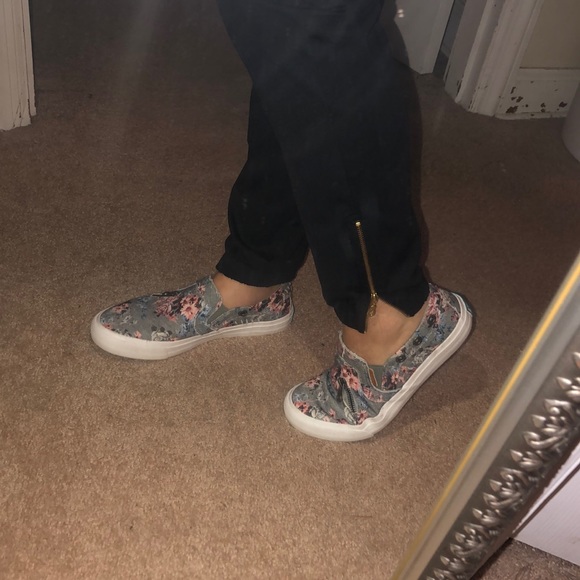 Beautiful flower slip on shoes - Picture 6 of 7